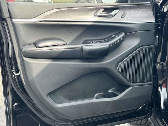 Used 2023 Jeep Grand Cherokee Limited w/ Black Appearance Package image 14