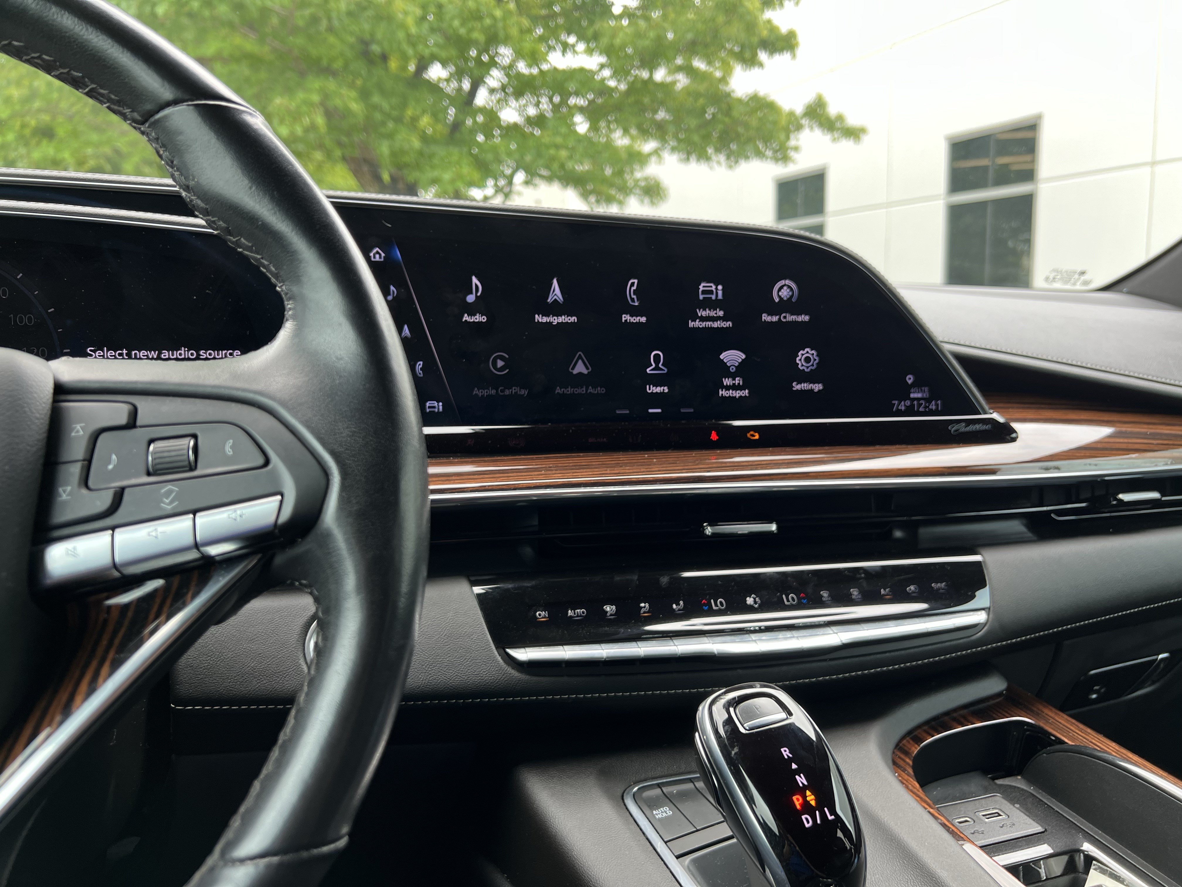 Used 2022 Cadillac Escalade Luxury w/ LPO, Illumination Package AWD/4WD image 18