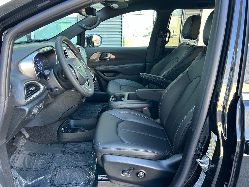 New 2025 Chrysler Voyager LX image 13