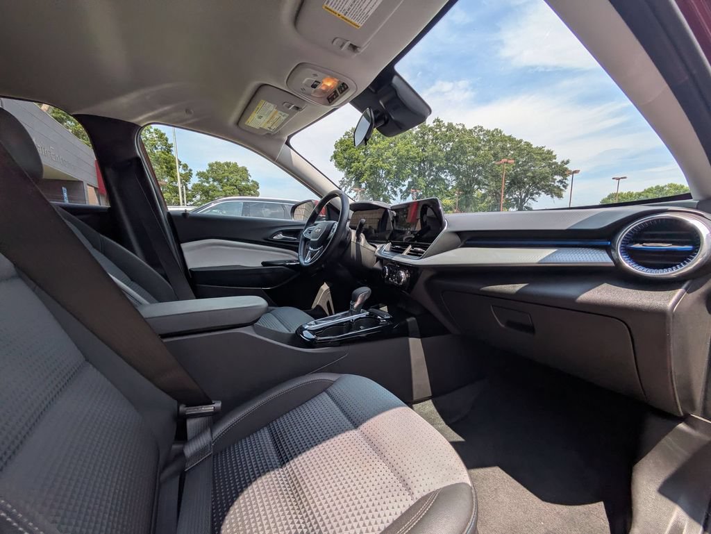 Used 2025 Chevrolet Trax LT w/ LT Convenience Package FWD image 30