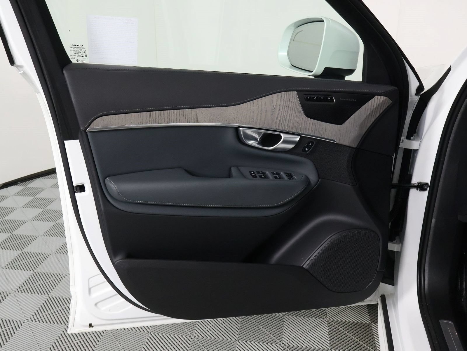 Certified 2023 Volvo XC90 T8 Ultimate AWD/4WD image 17
