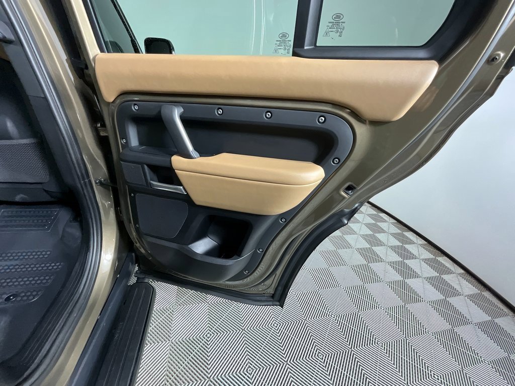 Used 2025 Land Rover Defender 130 X-Dynamic SE image 26