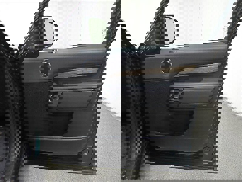 Used 2017 Land Rover Discovery HSE image 26