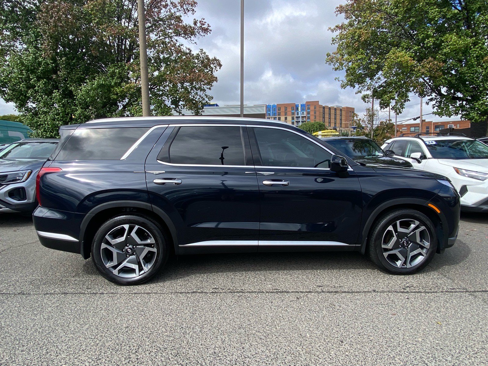 Used 2024 Hyundai Palisade SEL FWD image 2