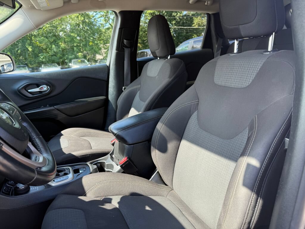 Used 2016 Jeep Cherokee Latitude w/ Comfort/Convenience Group AWD/4WD image 10
