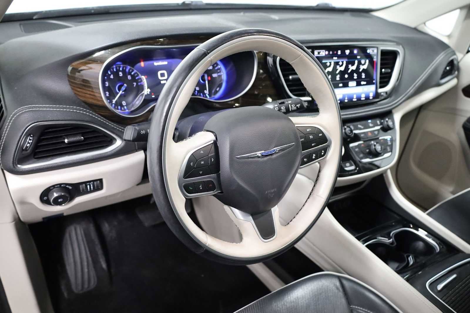 Used 2021 Chrysler Pacifica Limited AWD/4WD image 4