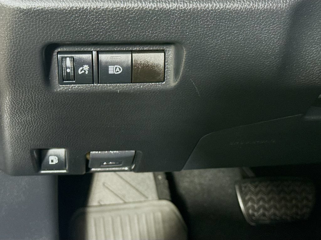 Used 2021 Toyota RAV4 LE AWD/4WD image 11