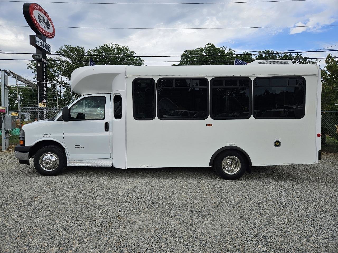 Used 2018 Chevrolet Express 4500 w/ Shuttle Bus Package RWD image 4