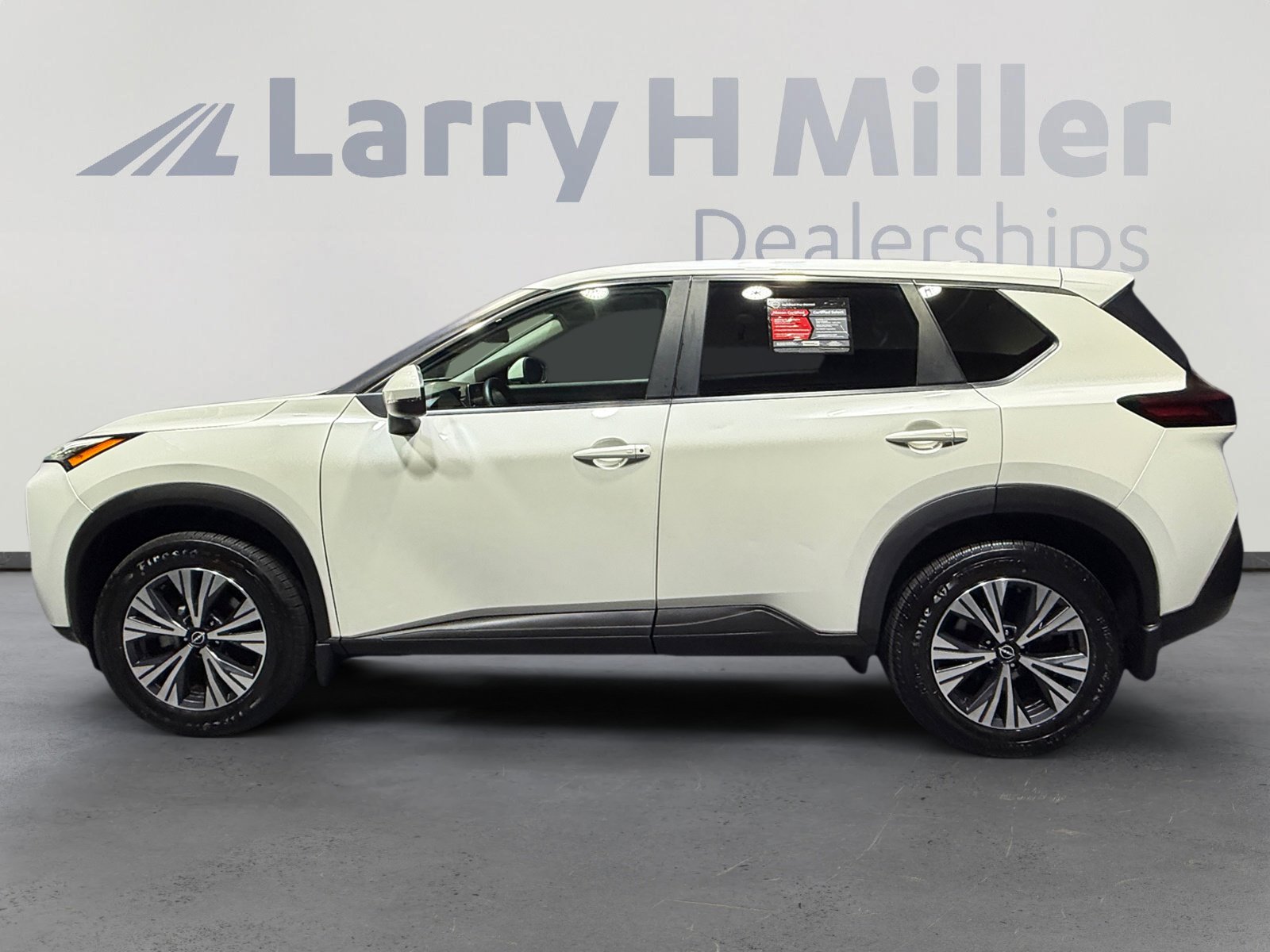 Used 2022 Nissan Rogue SV image 2