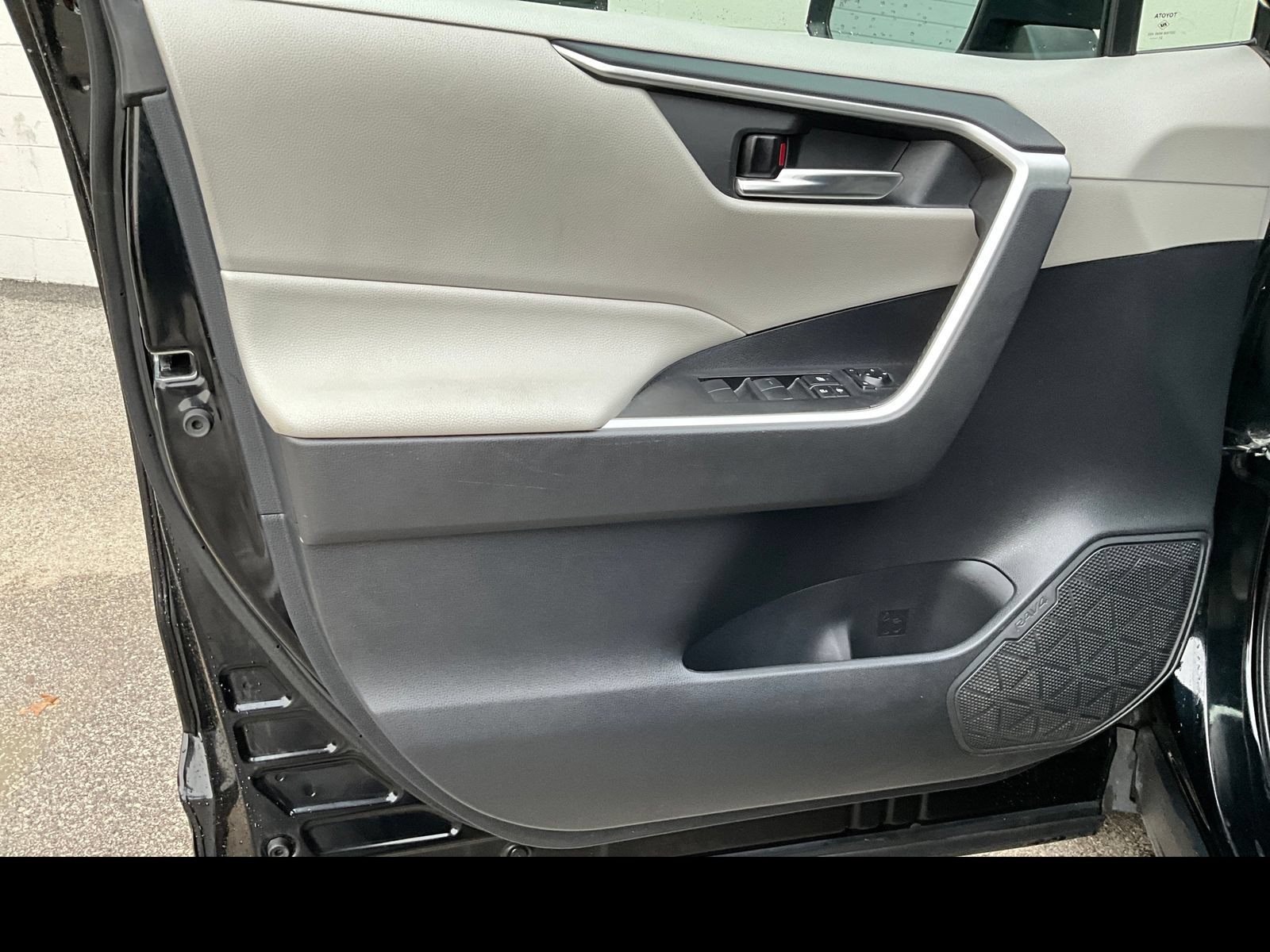 Used 2021 Toyota RAV4 XLE w/ XLE Grade Weather Package AWD/4WD image 24