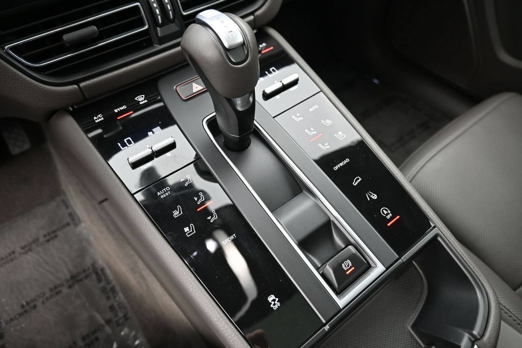 Certified 2025 Porsche Macan AWD/4WD image 24