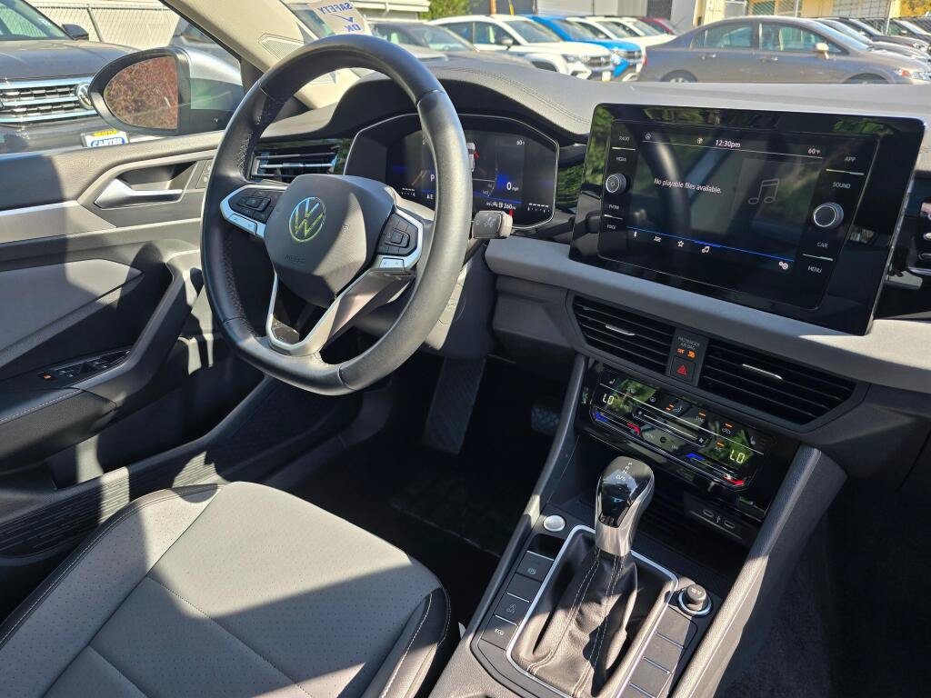 Used 2025 Volkswagen Jetta SE FWD image 12