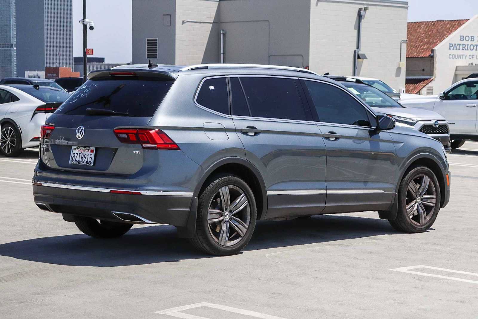 Used 2018 Volkswagen Tiguan SEL Premium FWD image 4