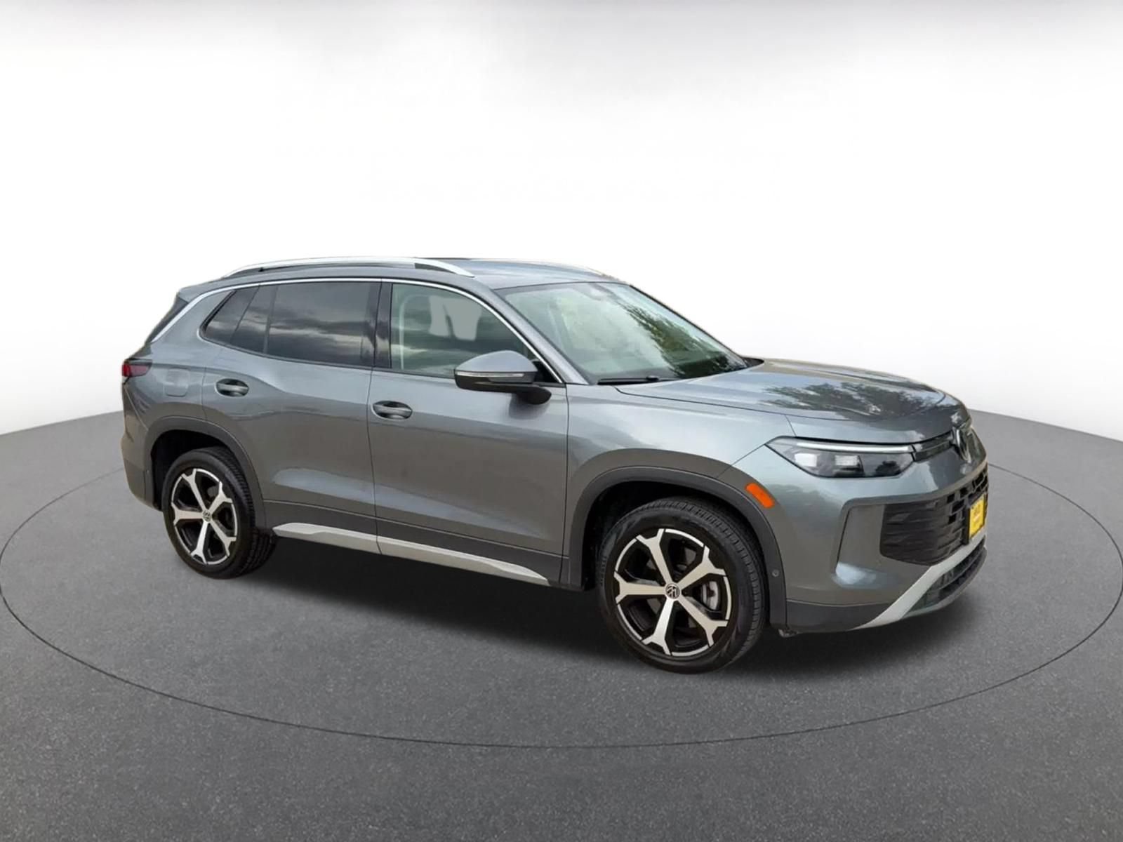 Used 2026 Volkswagen Tiguan SE AWD/4WD image 2