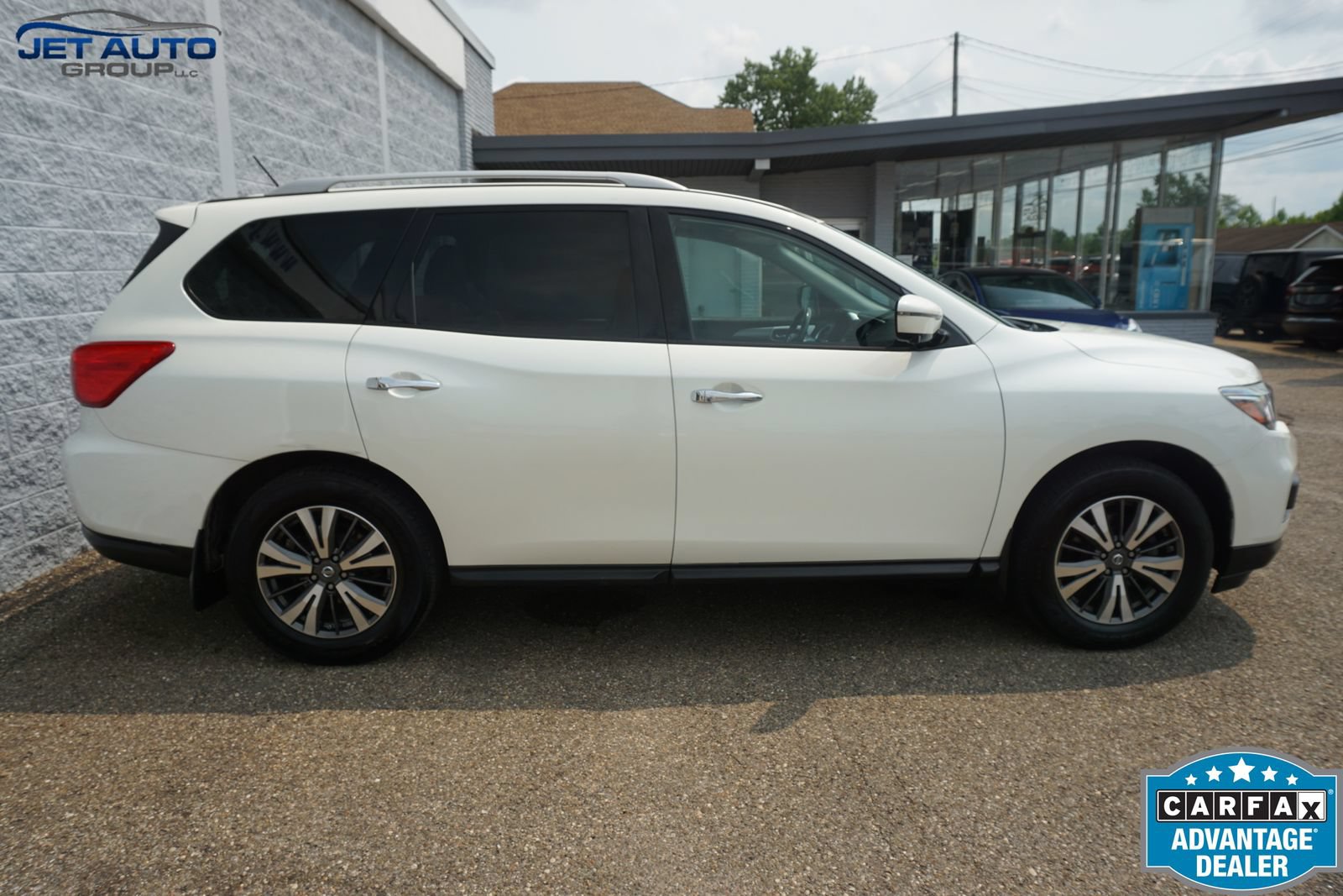 Used 2017 Nissan Pathfinder SL w/ Trailer Tow Package AWD/4WD image 6