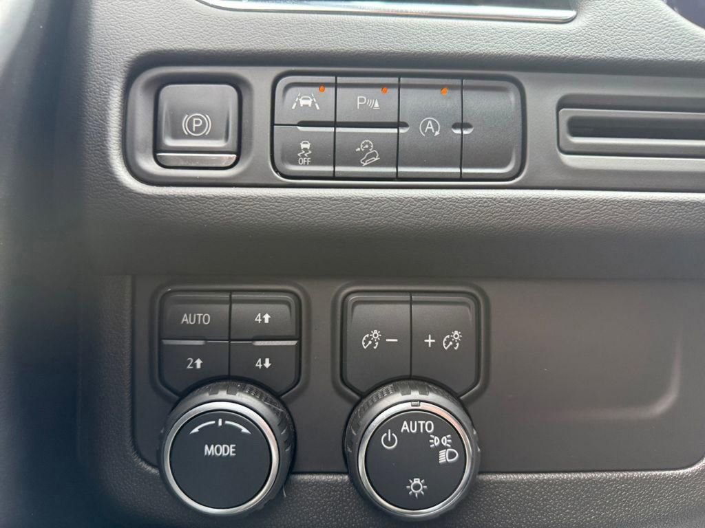 Used 2023 Chevrolet Suburban Premier AWD/4WD image 24