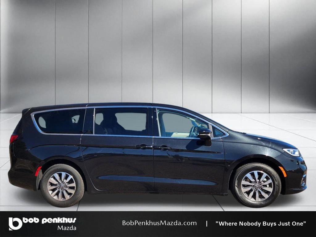 Used 2024 Chrysler Pacifica Select image 23