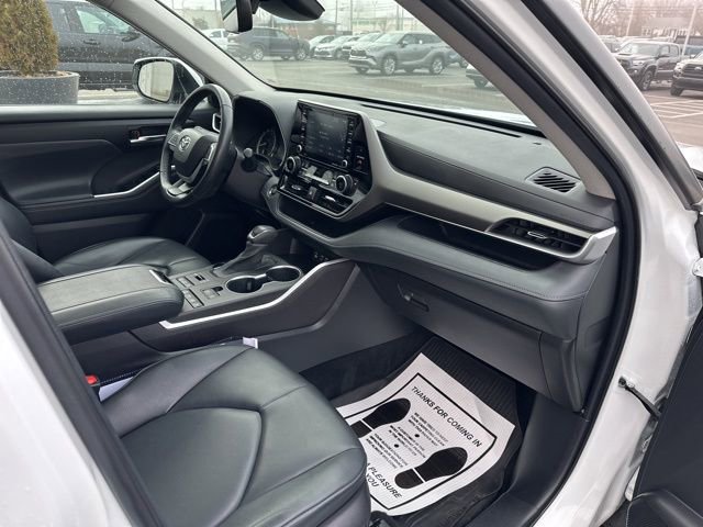 Certified 2022 Toyota Highlander XLE image 32