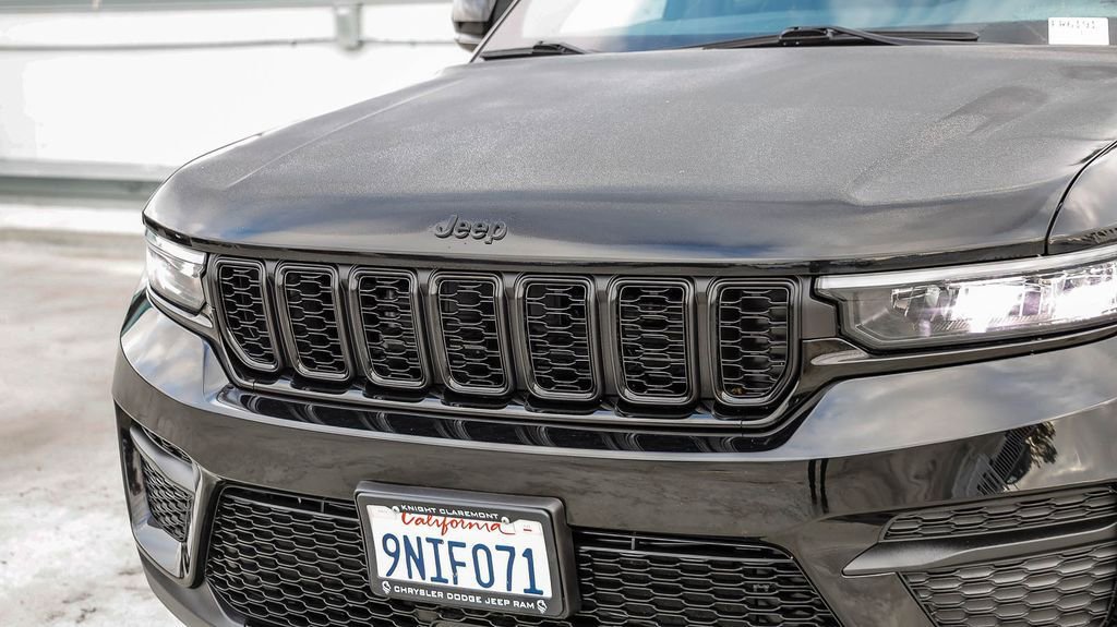 Used 2025 Jeep Grand Cherokee Altitude AWD/4WD image 6