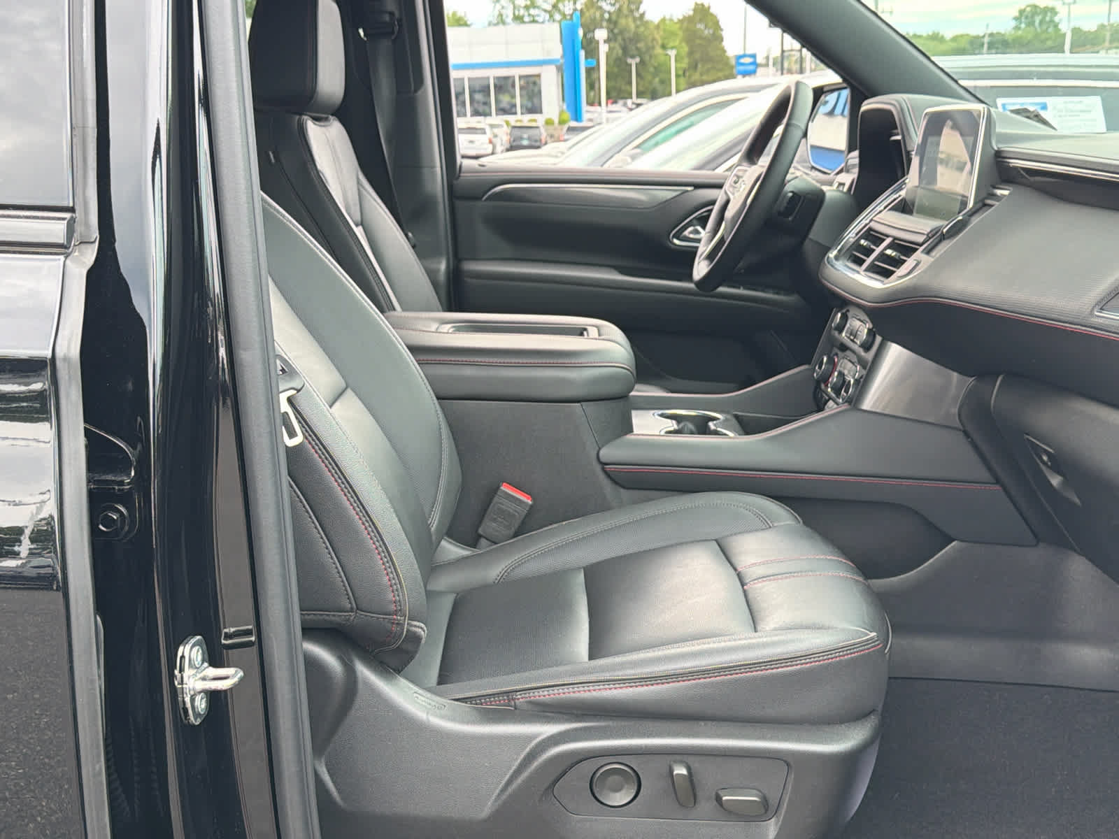 Certified 2024 Chevrolet Suburban RST w/ Luxury Package AWD/4WD image 27
