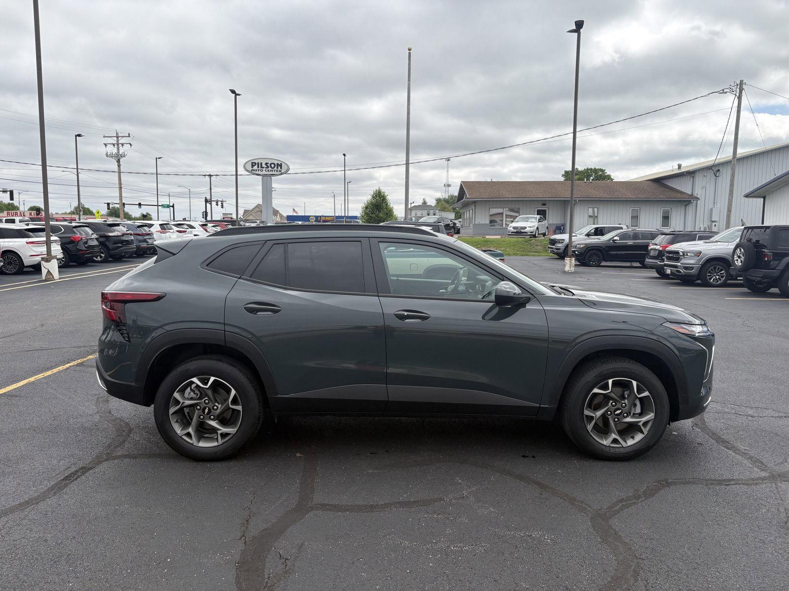 Used 2025 Chevrolet Trax LT w/ Driver Confidence Package FWD image 23