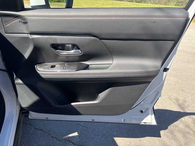 Used 2025 Nissan Kicks SR image 9