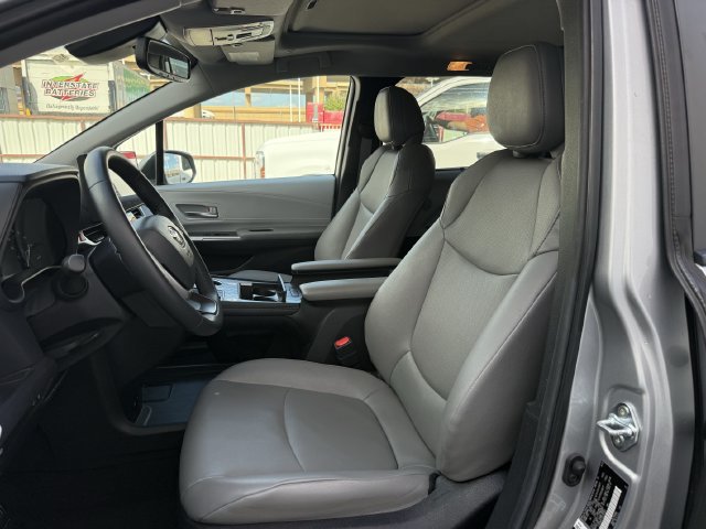 Used 2025 Toyota Sienna XLE FWD image 27