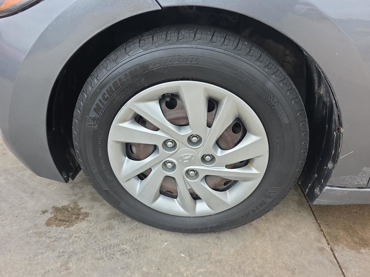 Used 2017 Hyundai Elantra SE image 27