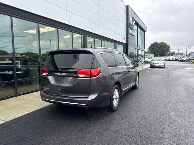 Used 2019 Chrysler Pacifica Touring-L FWD image 3
