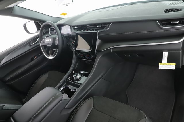 New 2025 Jeep Grand Cherokee L Altitude image 32