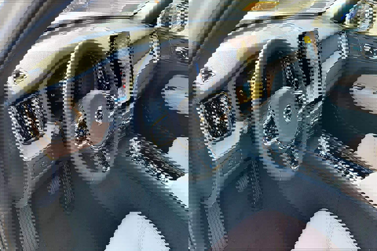 New 2026 Volvo XC60 B5 Plus w/ Protection Package Premier AWD/4WD image 9