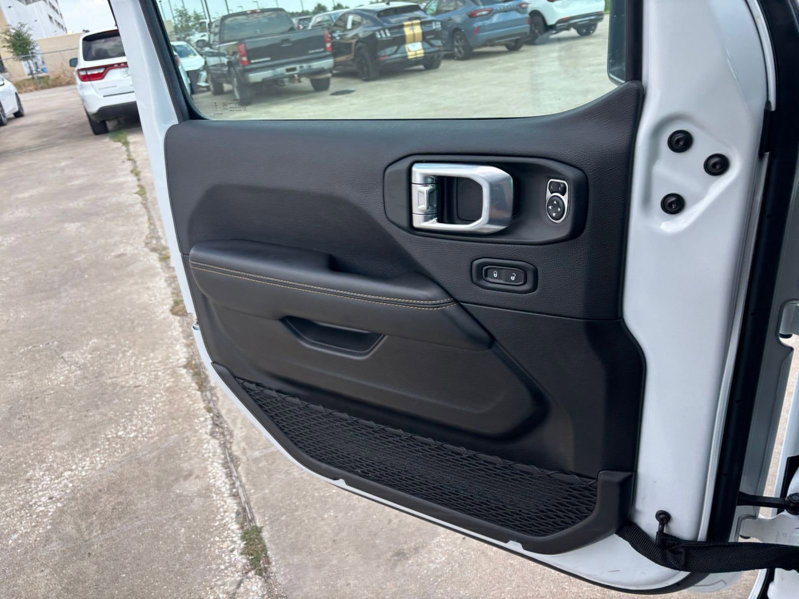 Used 2025 Jeep Wrangler Sahara image 20