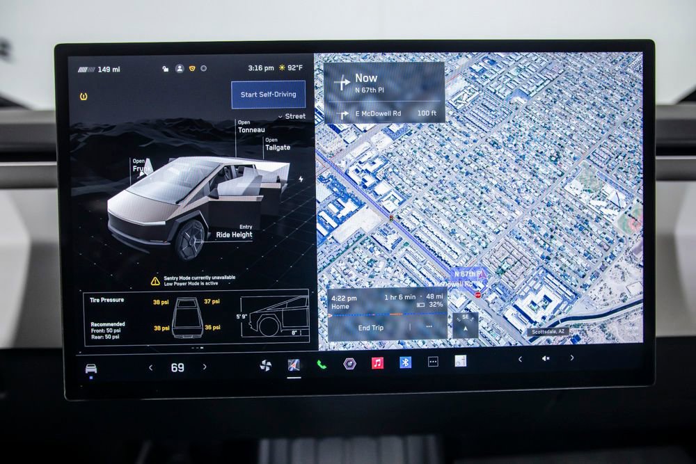 Used 2024 Tesla Cybertruck AWD Crew Cab image 32