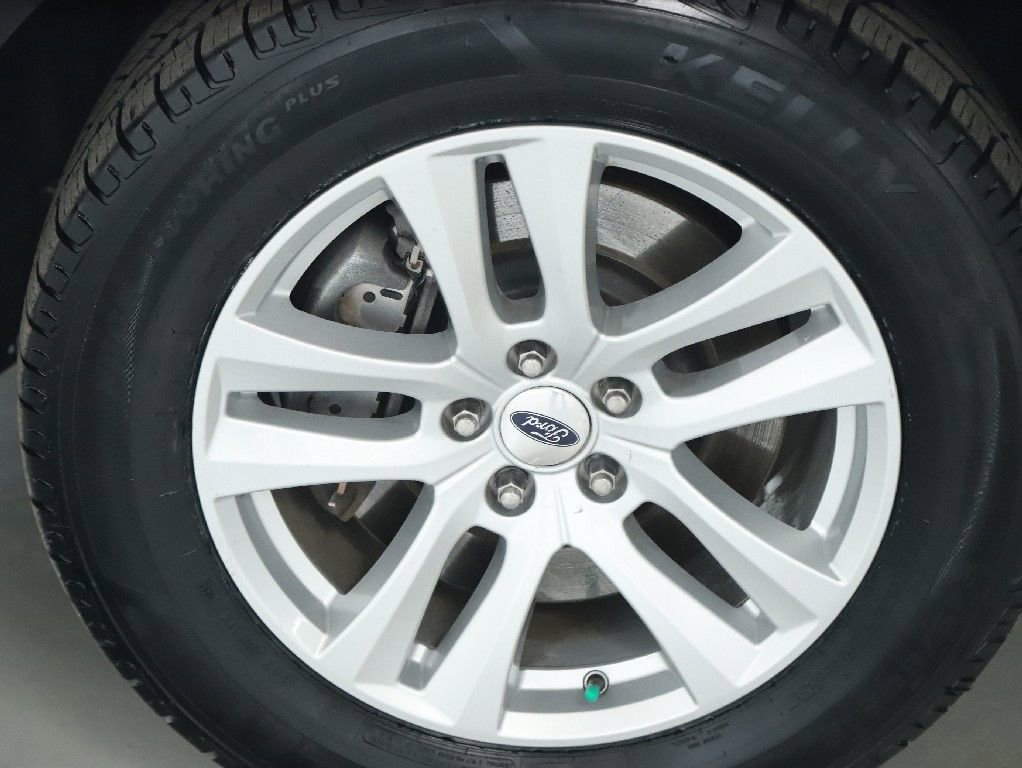 Used 2018 Ford Explorer XLT image 38