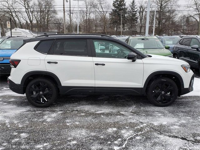 New 2026 Volkswagen Taos SE image 2