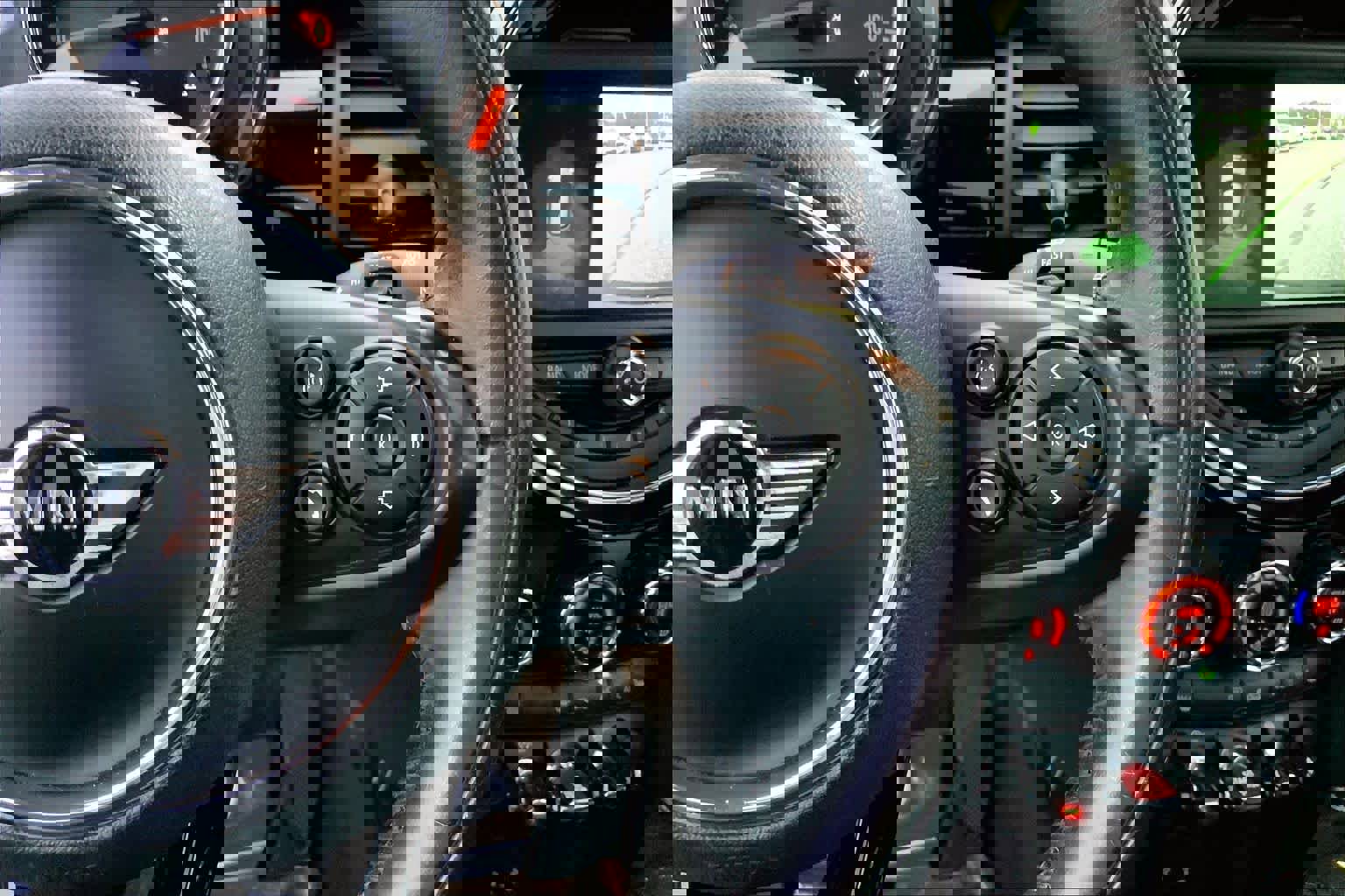 Used 2019 MINI Cooper 4-Door Hardtop w/ Premium Package image 24