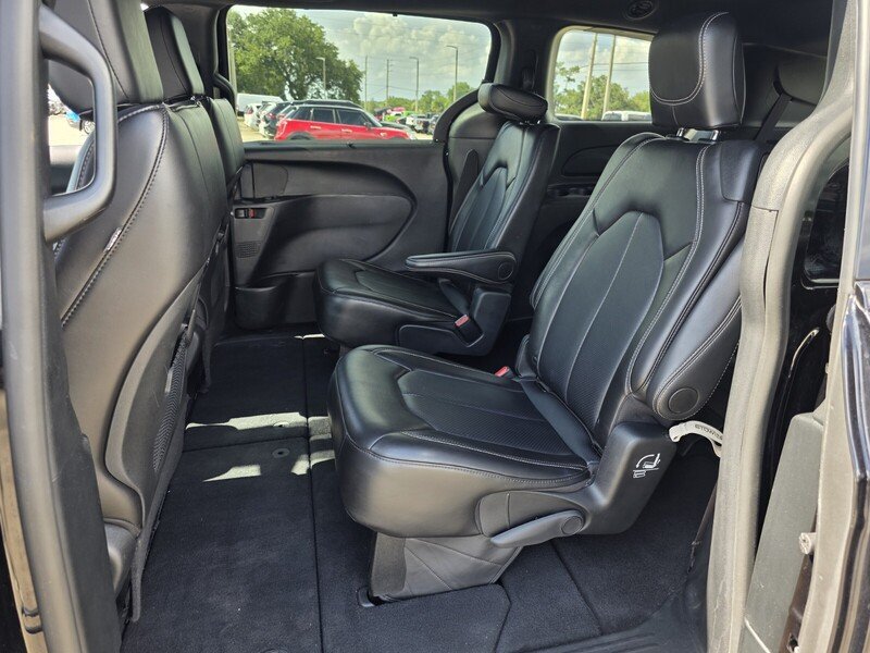 Used 2024 Chrysler Pacifica Touring-L w/ S Appearance Package AWD/4WD image 12