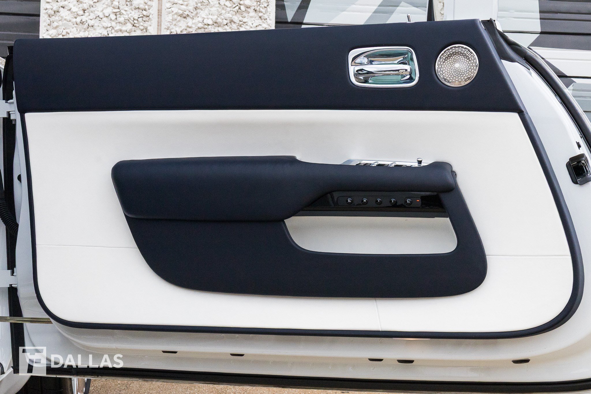 Used 2019 Rolls-Royce Dawn RWD image 19