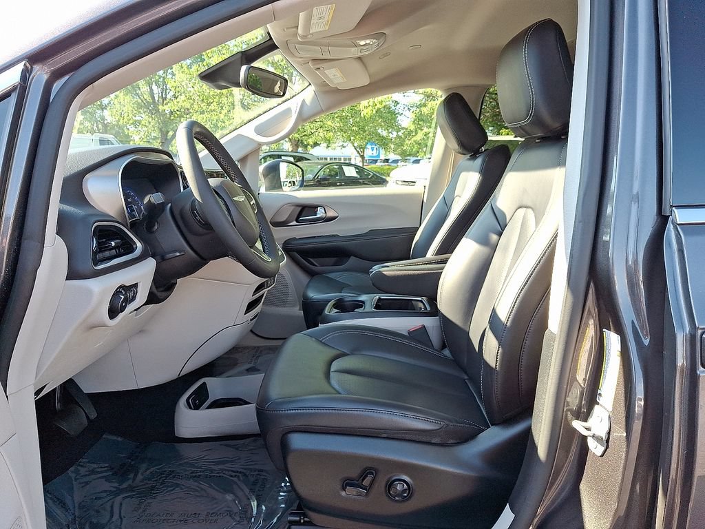 Used 2023 Chrysler Pacifica Touring-L FWD image 14