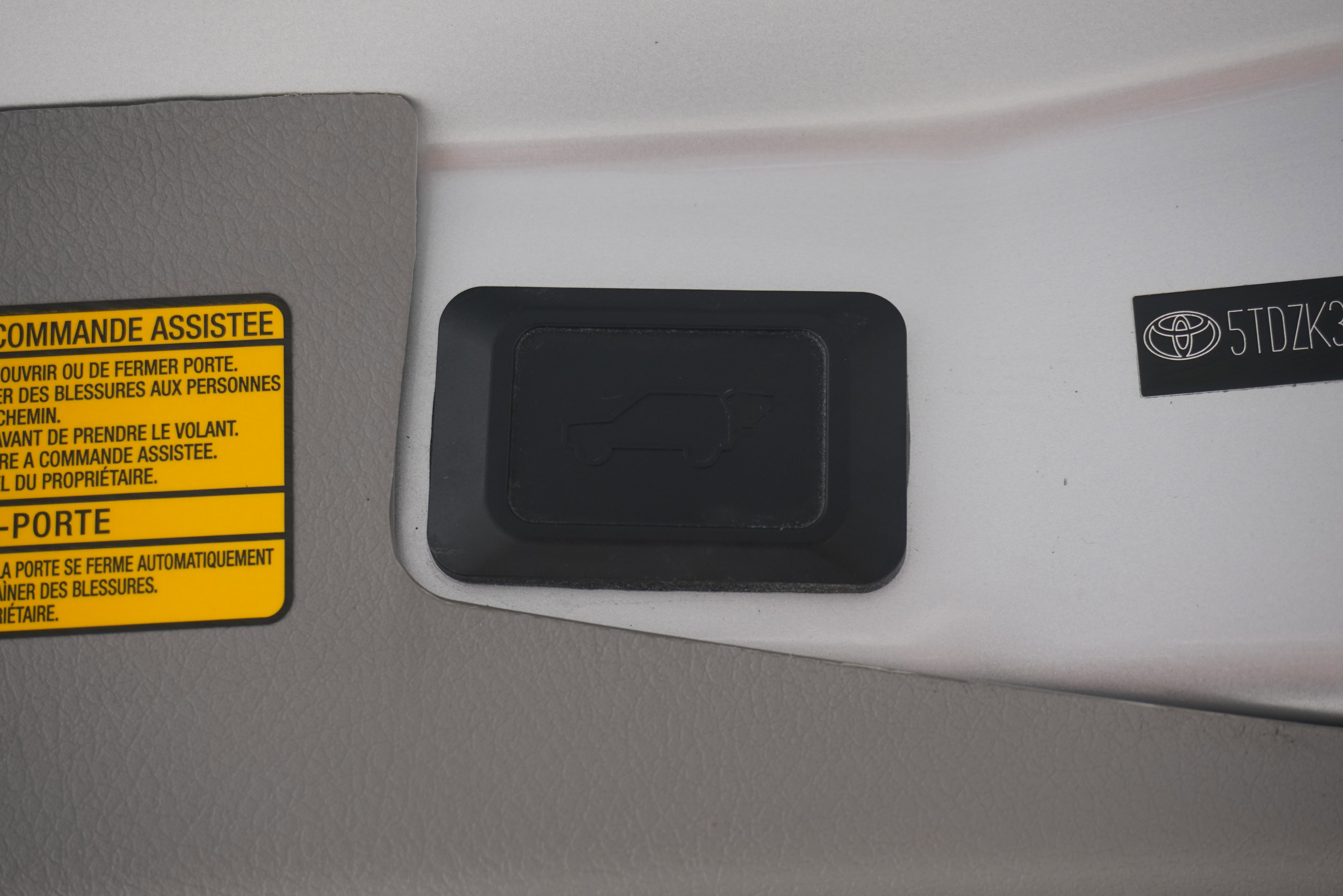 Used 2011 Toyota Highlander SE w/ Tow Pkg FWD image 29