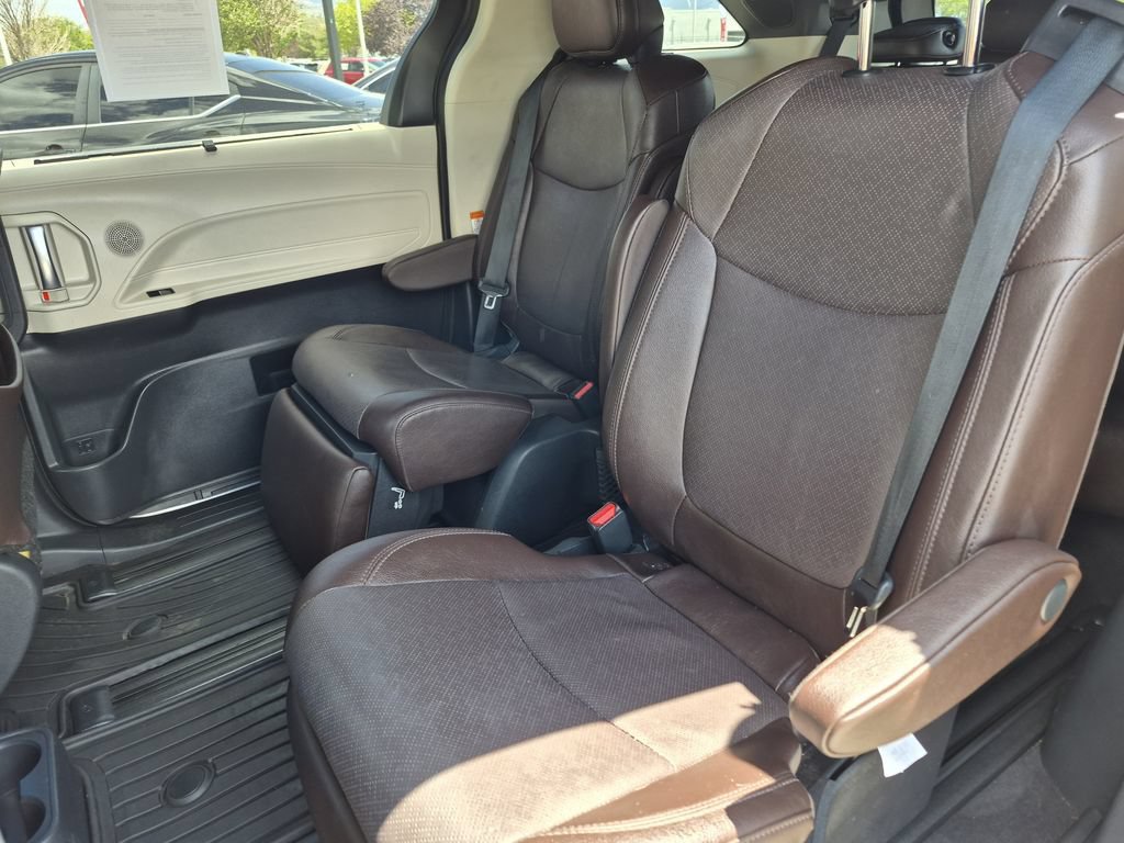 Used 2023 Toyota Sienna Platinum AWD/4WD image 9