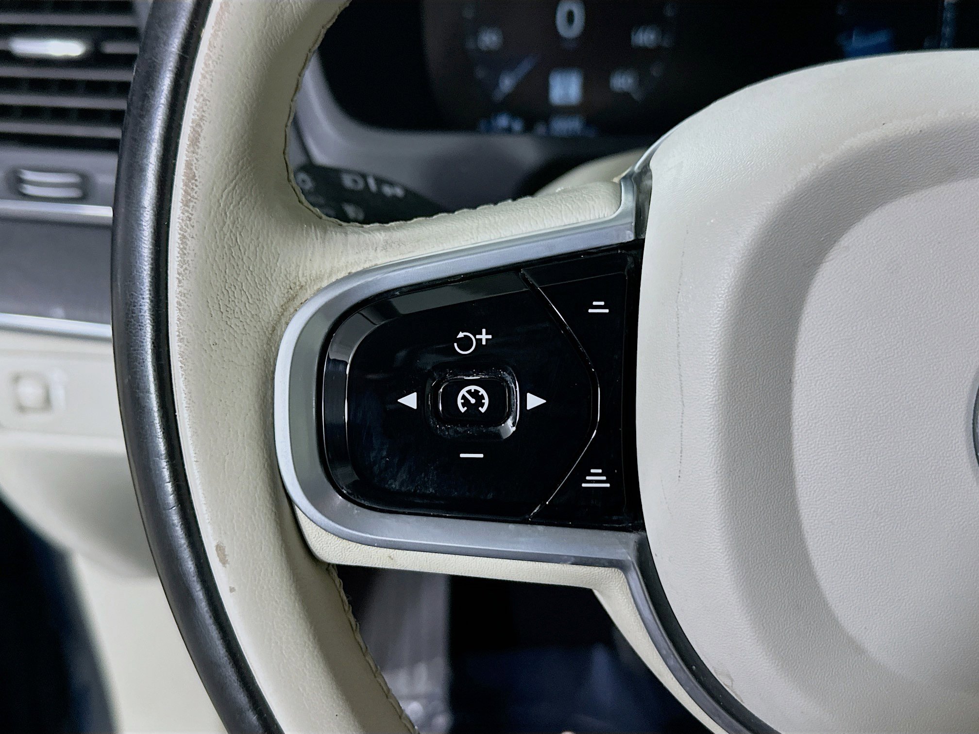 Used 2020 Volvo XC90 T5 Momentum w/ Protection Package Premier image 16