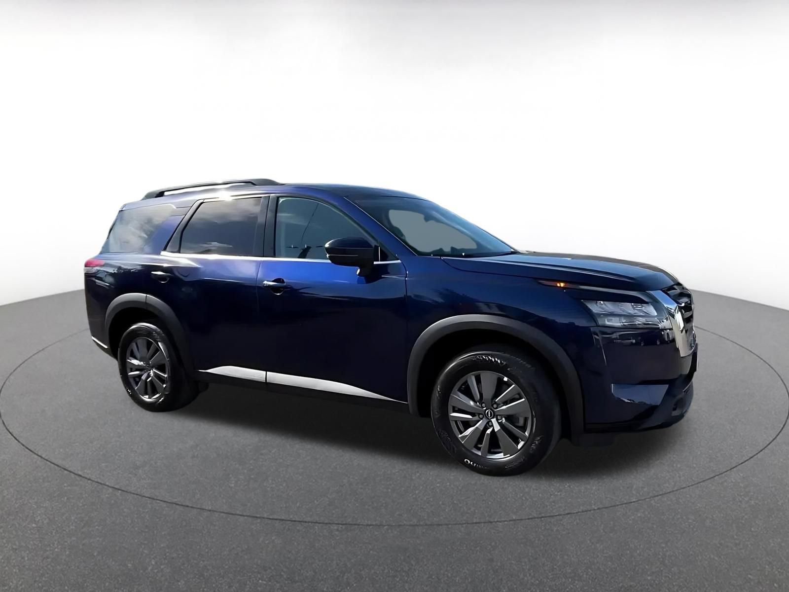 Used 2025 Nissan Pathfinder SV FWD image 2