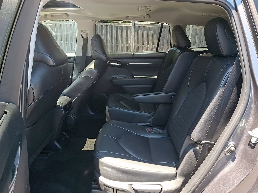 Used 2023 Toyota Highlander XLE AWD/4WD image 11