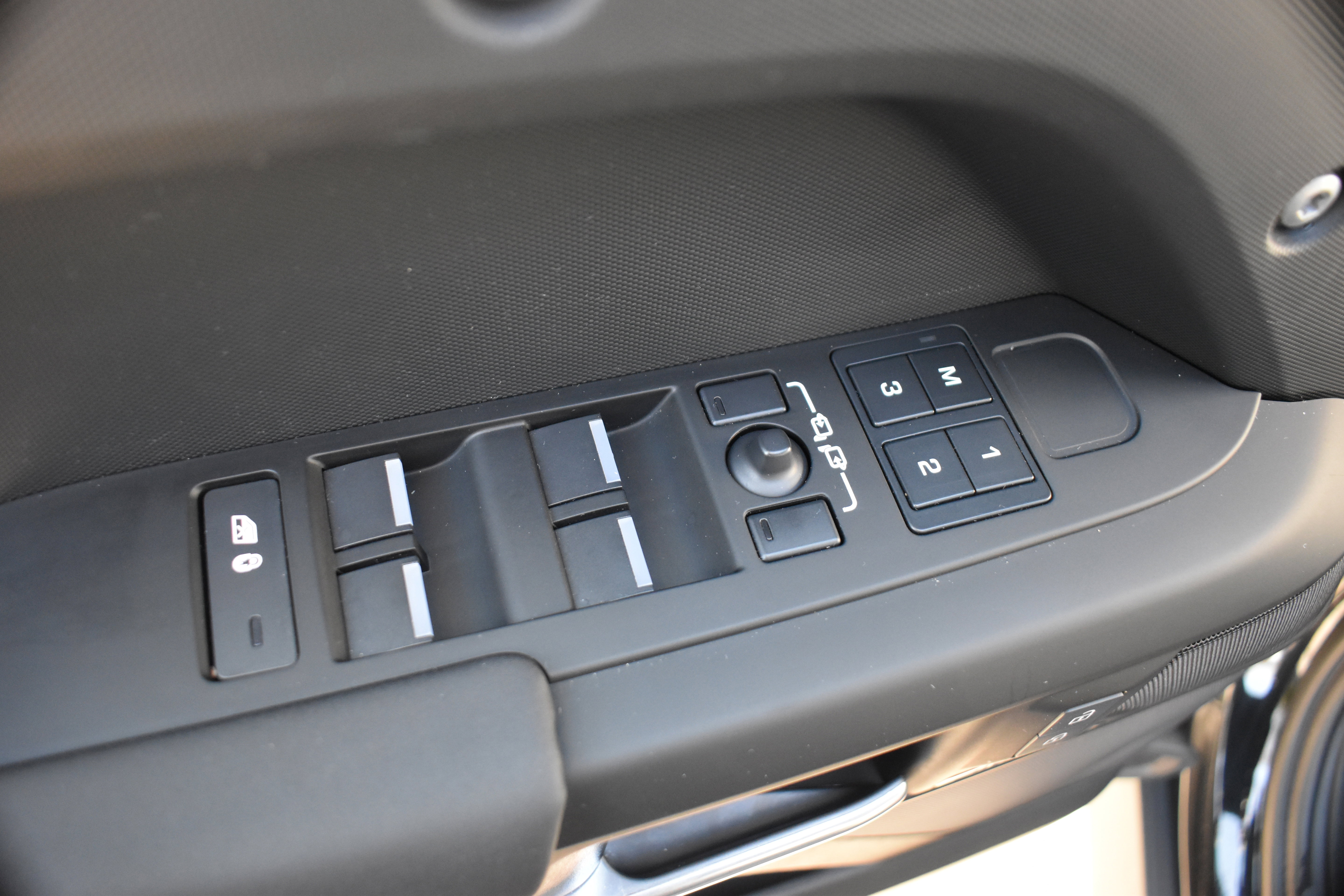 Used 2025 Land Rover Defender 110 S AWD/4WD image 6