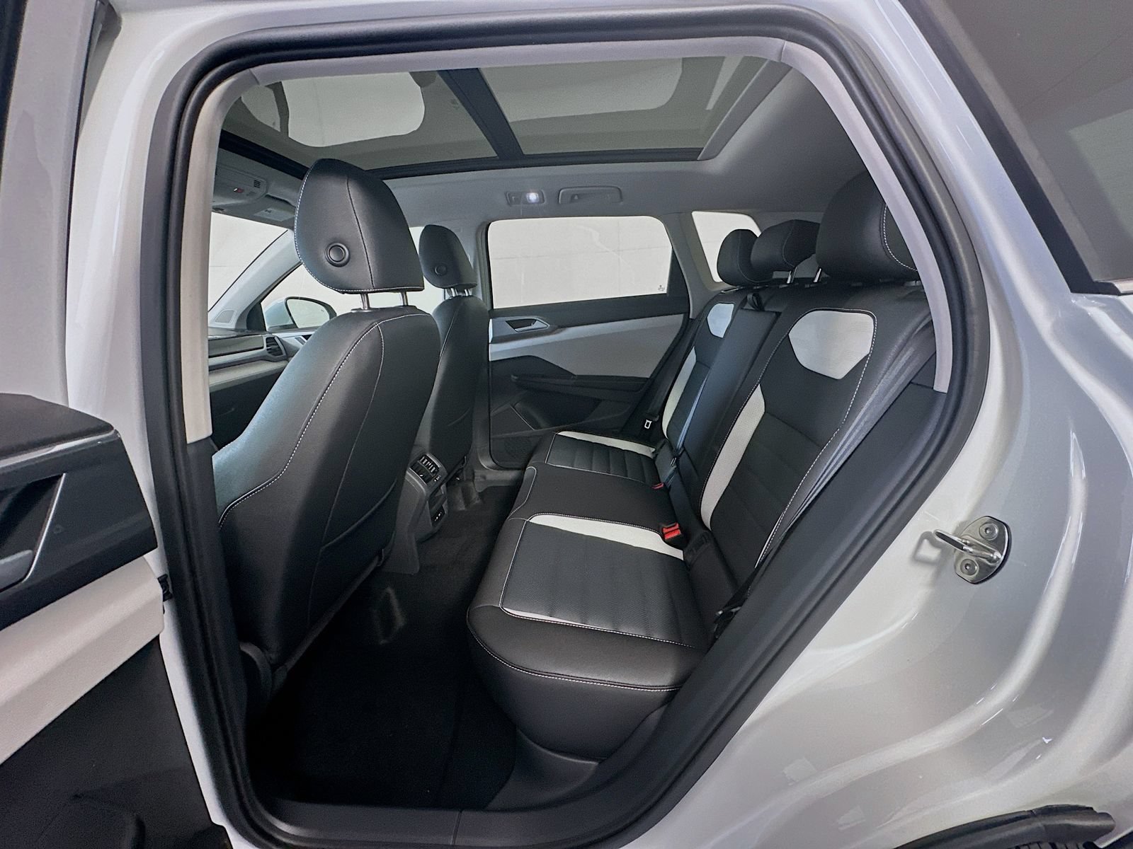 New 2026 Volkswagen Taos SEL AWD/4WD image 17