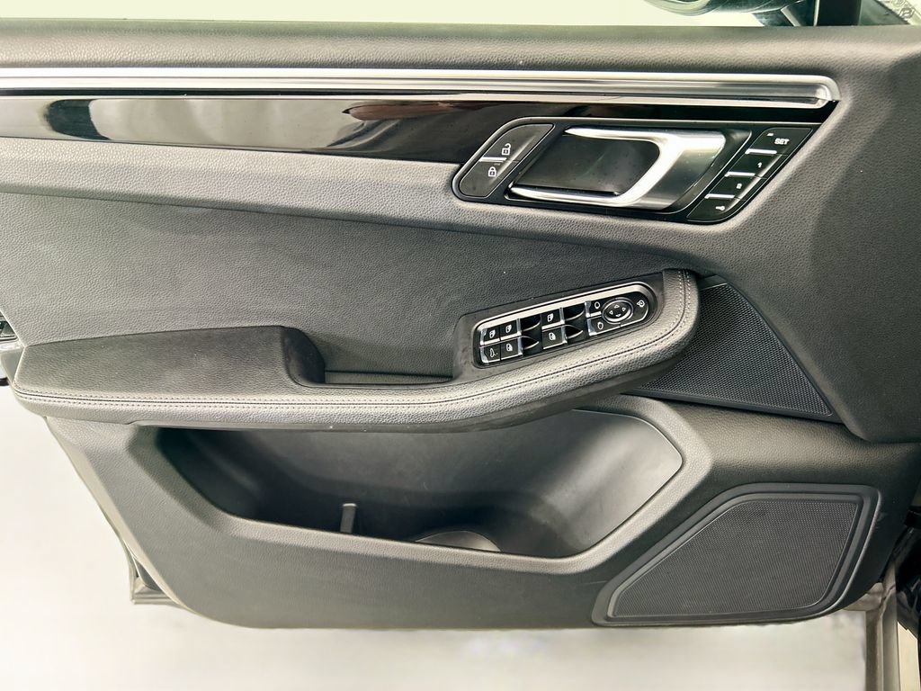 Certified 2024 Porsche Macan AWD/4WD image 24