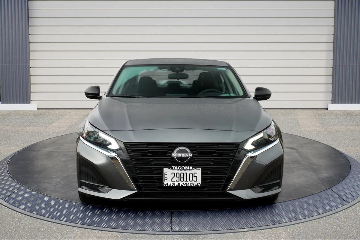 Used 2025 Nissan Altima 2.5 SV FWD image 2