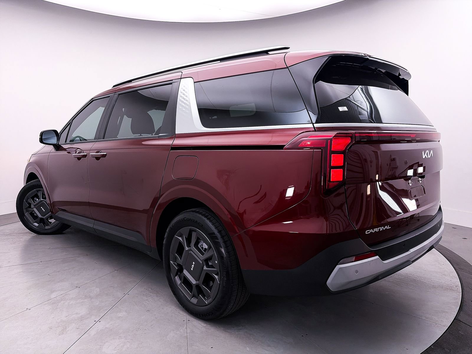 Certified 2025 Kia Carnival EX image 2