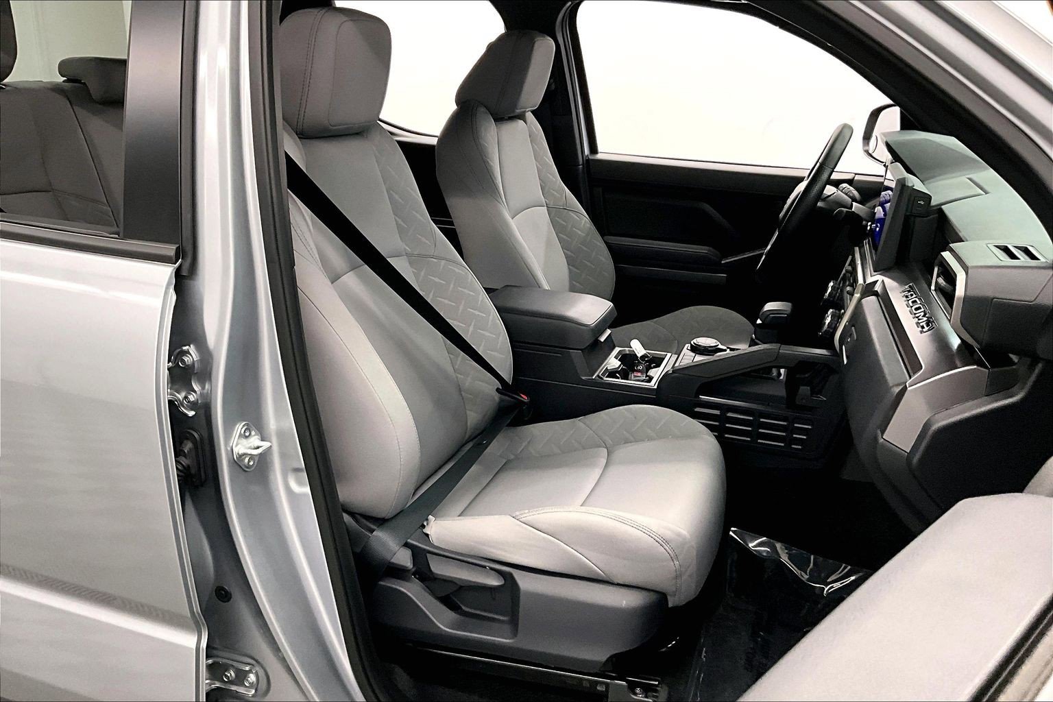 Used 2025 Toyota Tacoma SR5 AWD/4WD image 8